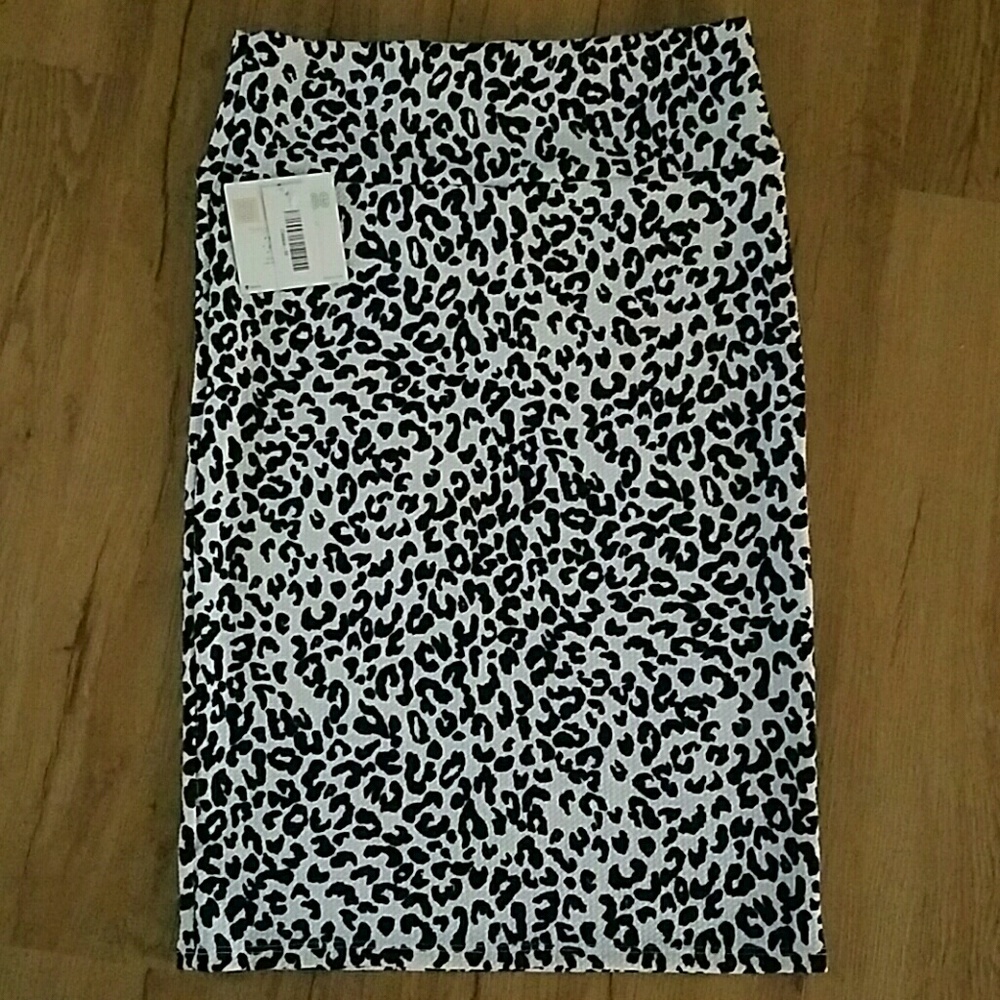 NWT size medium lularoe cassie skirt animal print